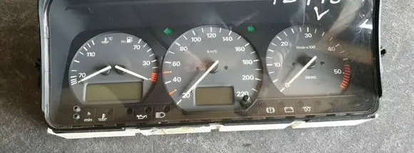 Volkswagen PASSAT B4 Speedometer (instrument cluster) 3A0919033R