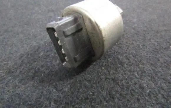 Opel Vectra B Air conditioning (A/C) pressure sensor 90506751