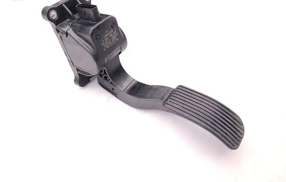 Accelerator throttle pedal