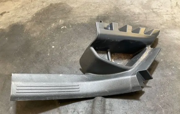 Volvo XC40 Rear sill trim cover 32216842 AEPZZ