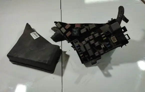 Subaru Legacy Fuse box set MB100200B