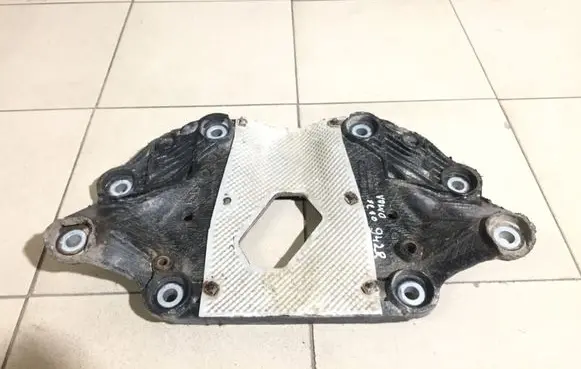 Volvo XC70 Rear differential/diff mount bracket 30639931