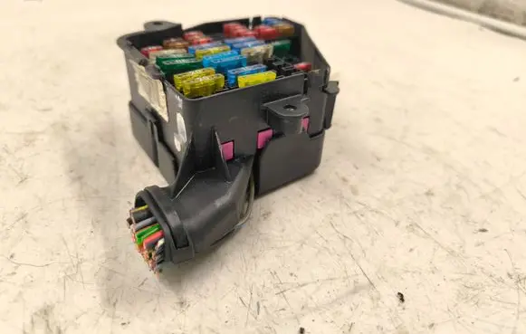 Audi A4 S4 B5 8D Fuse module 4856704