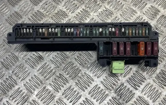 BMW 5 E60 E61 Fuse module 6932452 18684 106887