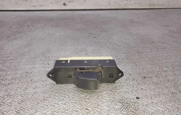 Mitsubishi Grandis Electric window control switch 8608A024