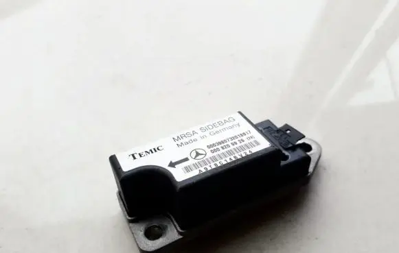 Mercedes-Benz E W210 Airbag deployment crash/impact sensor 0008209926