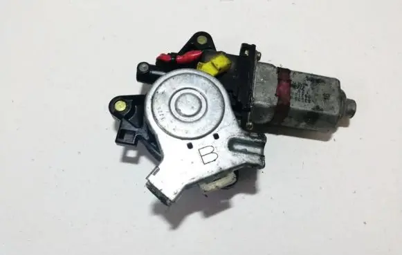 Suzuki Grand Vitara I Front door window regulator motor 8353065d00 83530-65d00