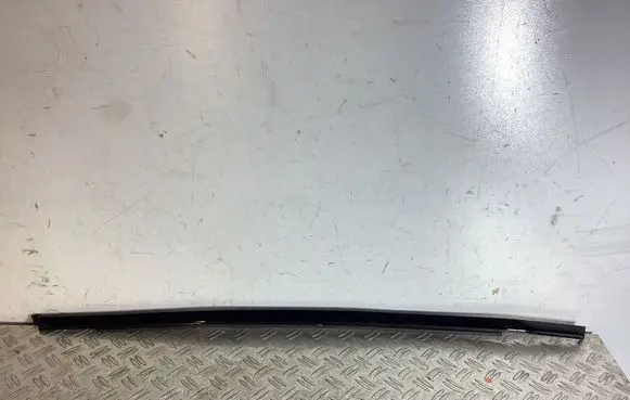 Porsche Macan (95B) Rear door window/glass frame 95B839478