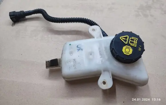 Brake fluid reservoir
