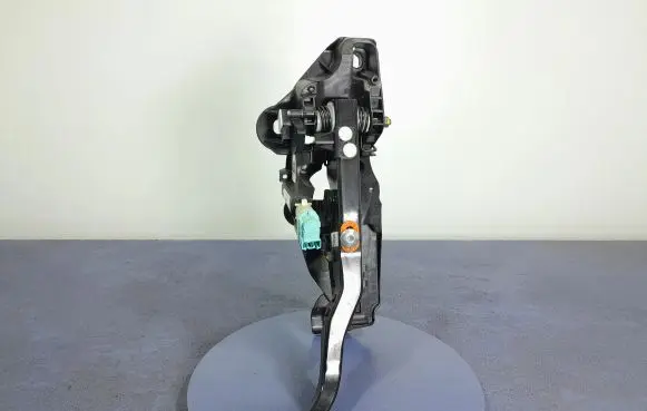 Ford Mondeo MK V Accelerator throttle pedal DG98-9F856HE