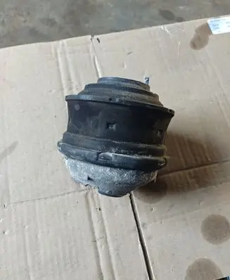 Lexus ES 250 - 300 - 330 Engine mount bracket