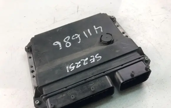 Toyota Avensis T270 Engine control unit/module 8966105M30