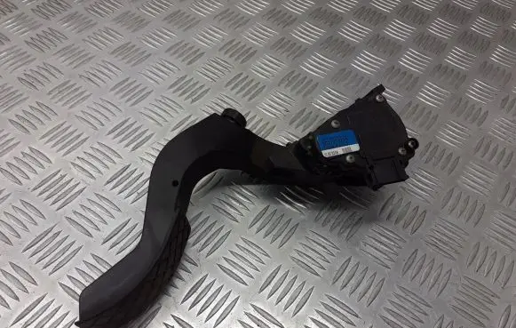 Volkswagen PASSAT B5.5 Accelerator throttle pedal 8D1723523N