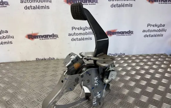 Toyota RAV 4 (XA40) Brake pedal
