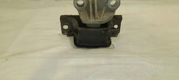 Engine mount vacuum valve