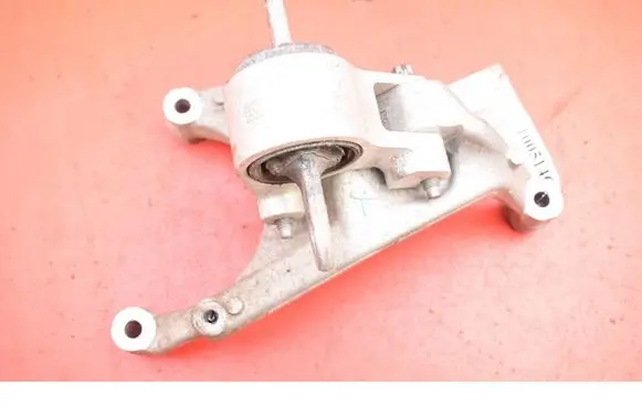 Engine mount vacuum valve