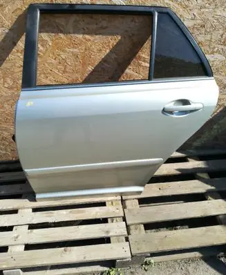 Toyota Avensis T250 Rear door
