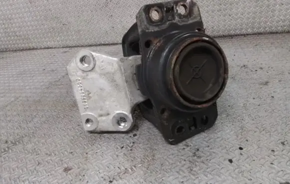 Citroen C4 I Engine mount bracket 9636583980