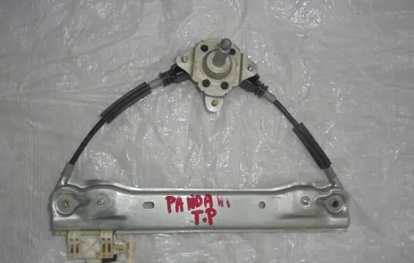 Rear door manual window regulator