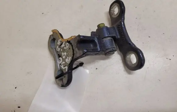 Volvo V50 Front door lower hinge