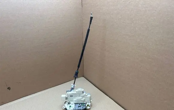 Volkswagen PASSAT B7 Front door lock 3C1837015A