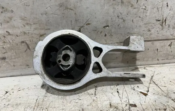 Peugeot 508 Engine mount bracket