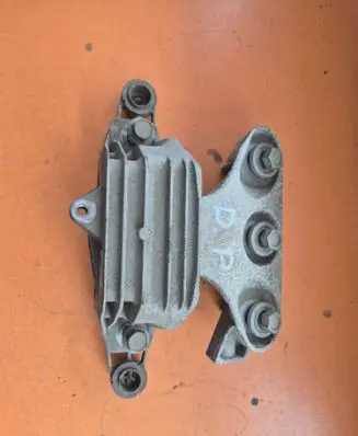 Engine mount bracket