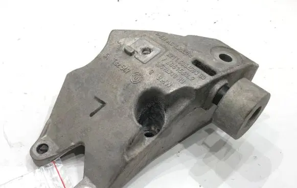 Engine mounting bracket