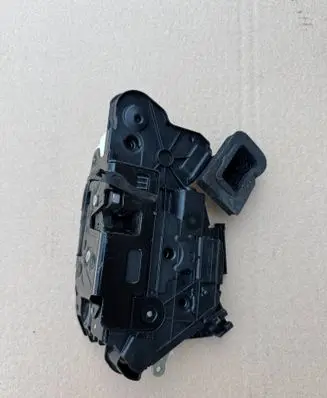 Volkswagen Golf VI Front door lock 5K1837015E