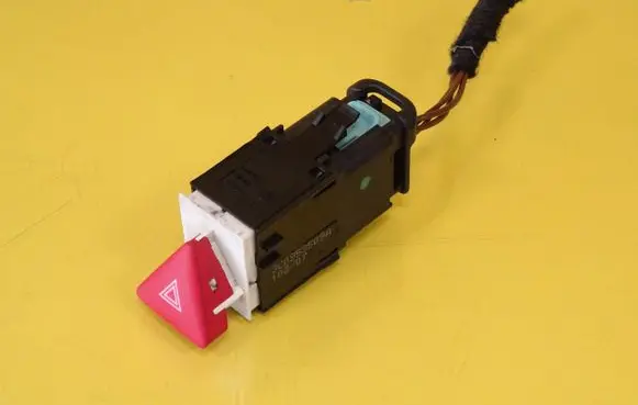 Volkswagen PASSAT B6 Hazard light switch 3C0953509A