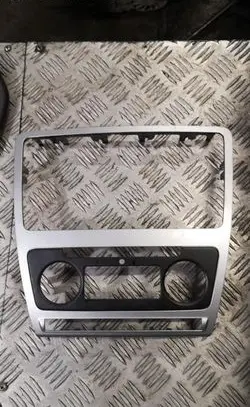 Skoda Octavia Mk2 (1Z) Radio/GPS head unit trim 