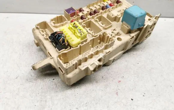 Toyota Corolla Verso AR10 Fuse module 892210F020