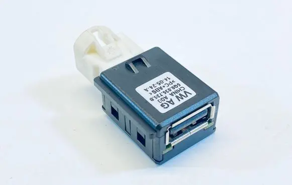 Volkswagen Golf VII USB socket connector 5Q0035726B