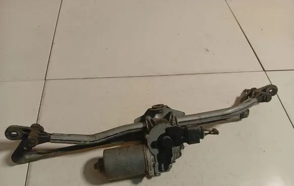 Skoda Fabia Mk2 (5J) Front wiper linkage and motor 