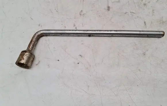 Mercedes-Benz C W203 Wheel nut wrench A2215810001