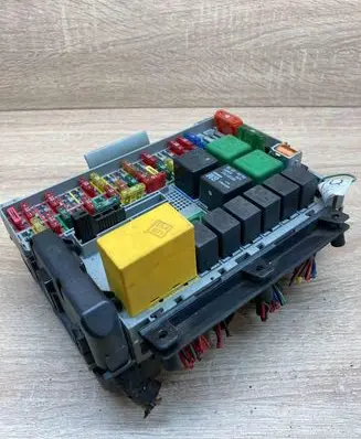 Opel Vectra B Fuse module 09152787 90583459