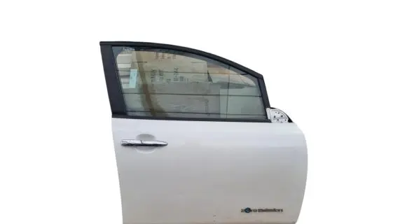 Nissan Leaf I (ZE0) Front door