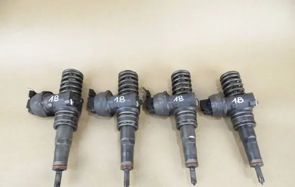 Volkswagen Golf V Fuel injector 0414720215 038130073AG