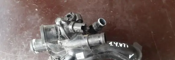 Peugeot 208 I Thermostat housing 9808646980