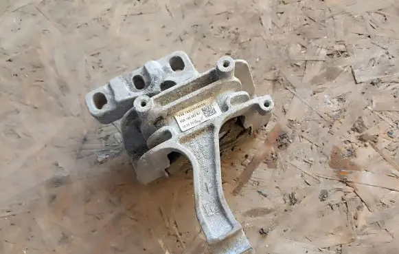 Skoda Octavia Mk3 (5E) Engine mount bracket 5Q0199262B
