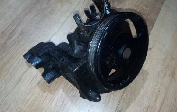 Mazda 323 Power steering pump