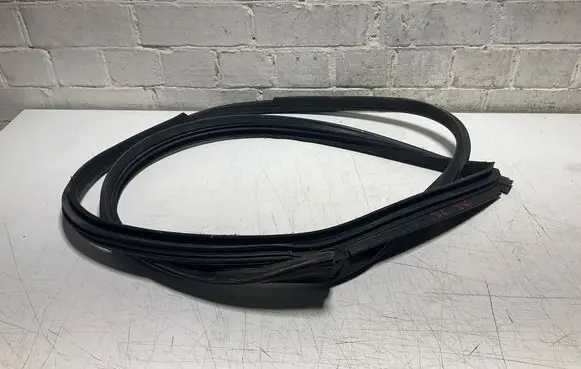 BMW 6 E63 E64 Front door rubber seal 7008582