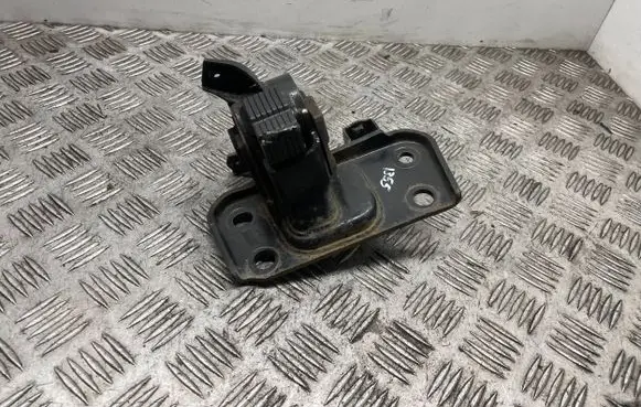 Toyota Avensis T270 Engine mount bracket