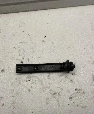 Volkswagen Golf V Other engine bay part 03G103941