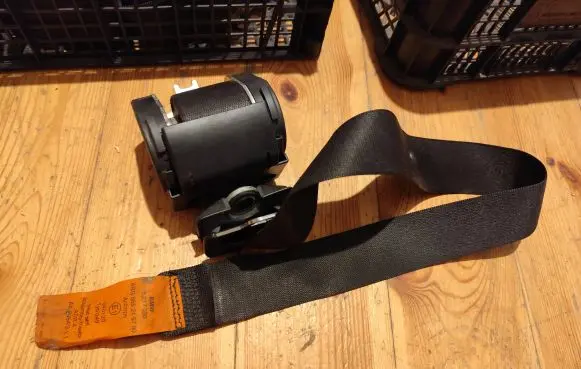 BMW 5 E39 Front seatbelt 8217390 66216700 040120