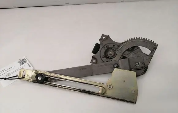 Rear door manual window regulator