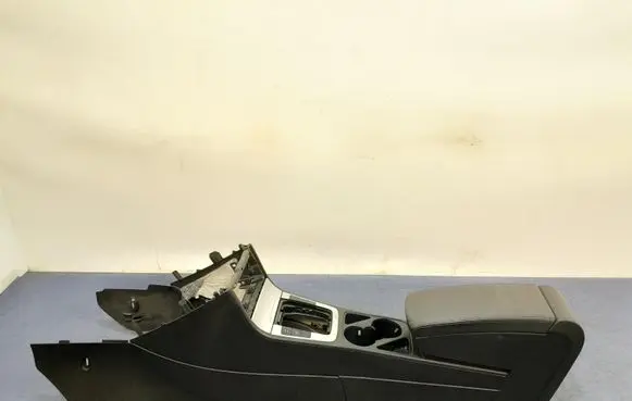 Volkswagen PASSAT CC Armrest
