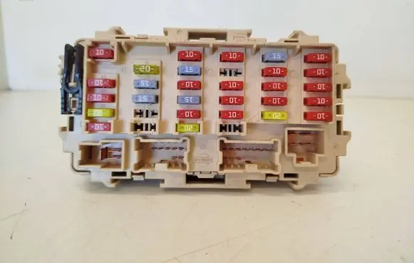 Nissan X-Trail T30 Fuse module PPT40 SAELPP