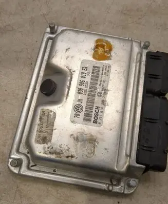 Volkswagen PASSAT B7 Engine control unit/module 038906019ER 0281010704 28SA5122
