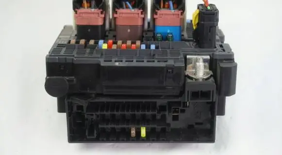Citroen C4 II Picasso Fuse module 9674675280